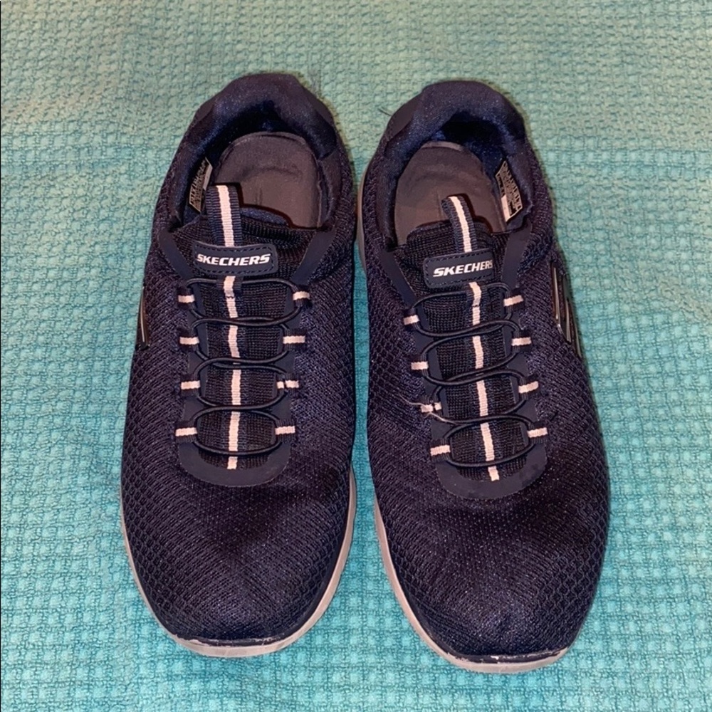 Sketchers Tennis Shoes